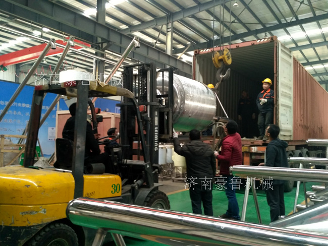 啤酒設(shè)備搬運(yùn)上車 啤酒設(shè)備搬運(yùn)上車